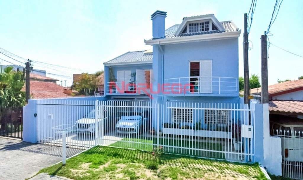 Imperdível: Casa à venda em Curitiba-PR, bairro Cajuru, 3 quartos, 1 suíte, 3 salas, 4 banheiros, 2 vagas, 249,09 m².